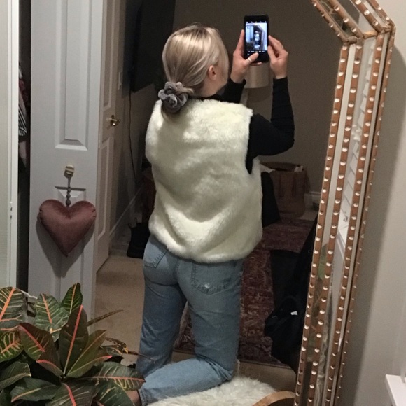JustFab White Faux Fur Vest - Picture 4 of 4